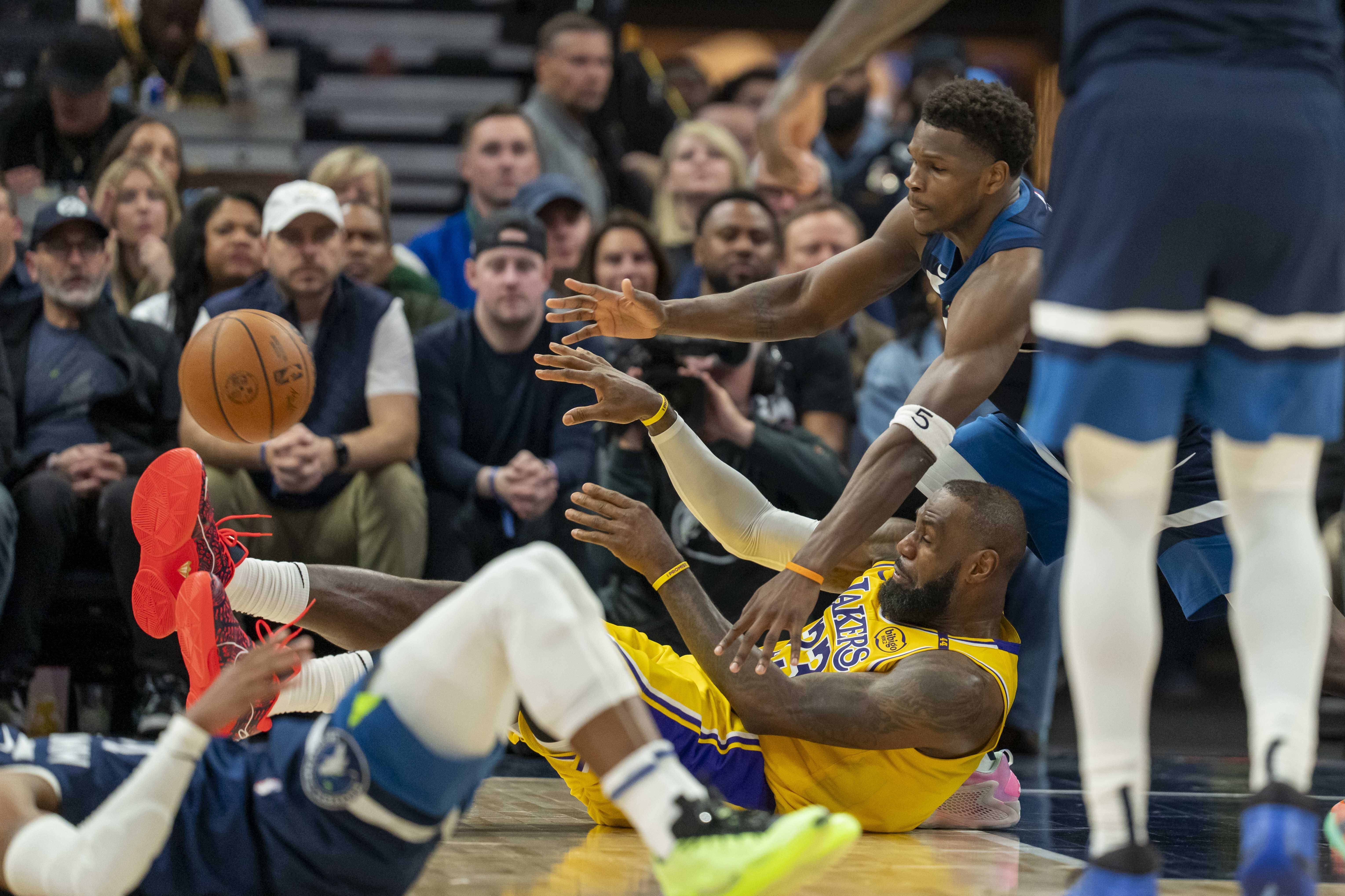 黑白直播-步行者绝杀雄鹿，福克斯制霸全场