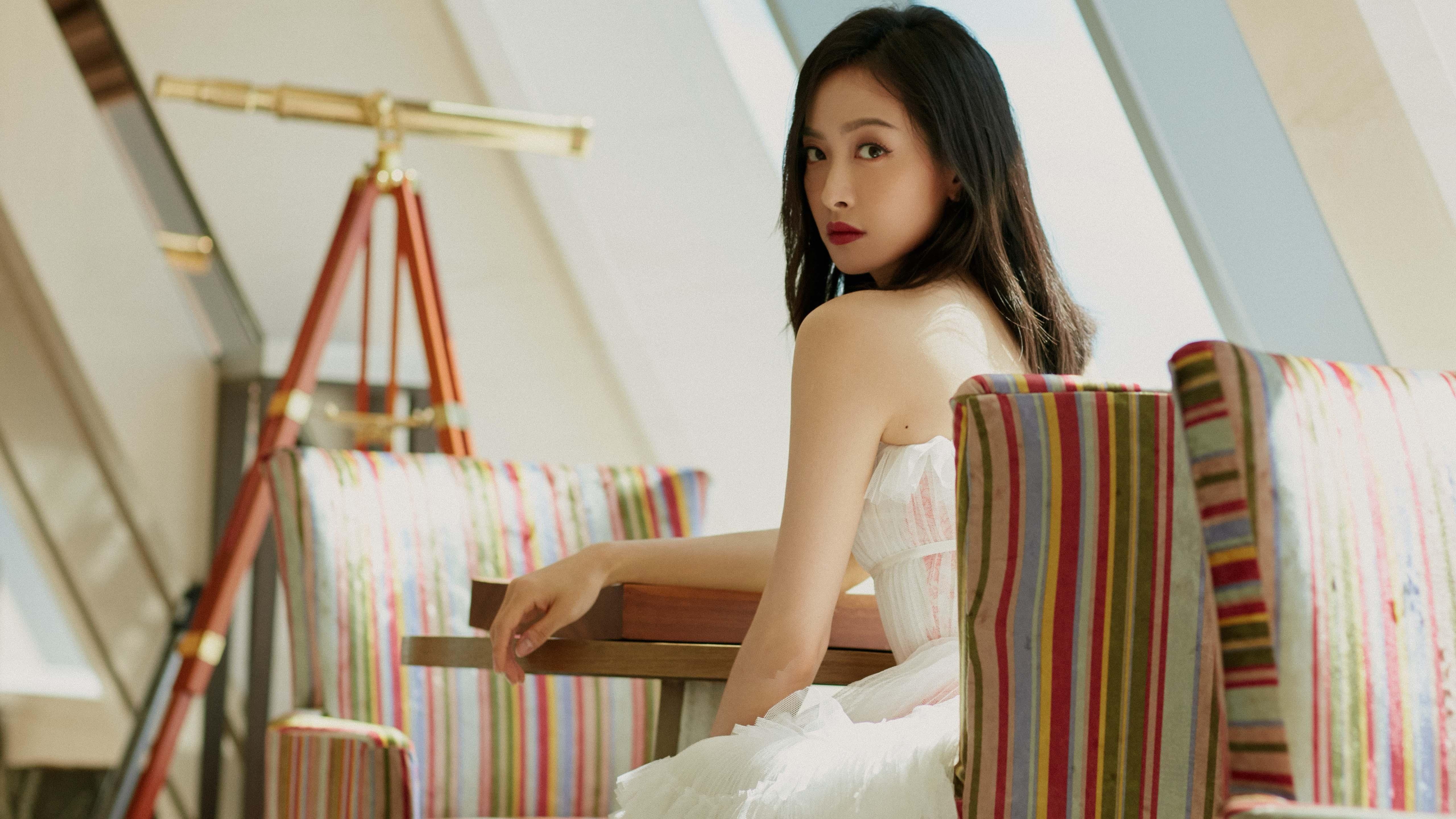 黑白直播nba-西甲独奏遭遇联盟噪音，当梅西的诗意遇见活塞的钢筋铁骨