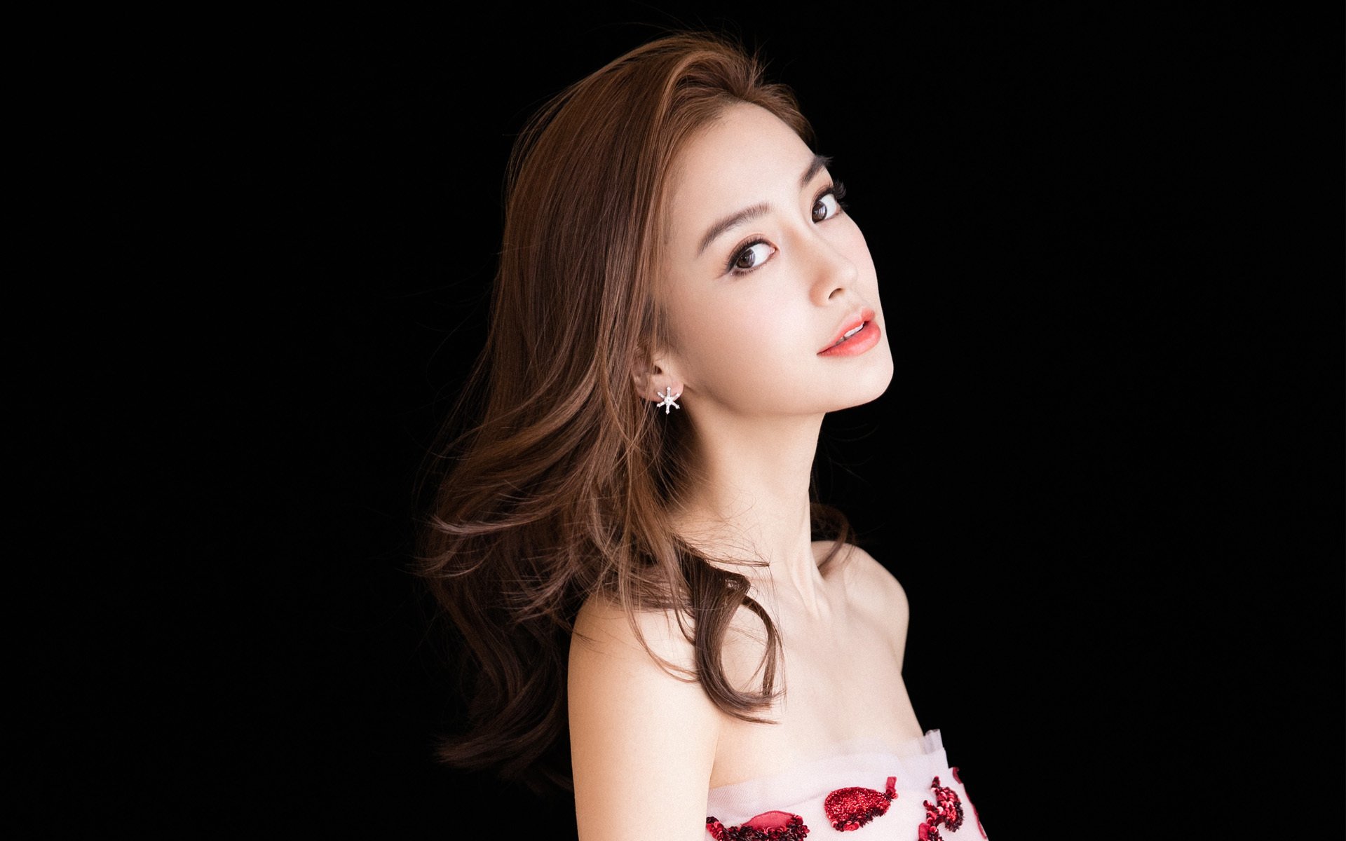 黑白直播体育-蓝鹰啄伤蓝黑，阿克一脚终结国米不败金身，圣西罗神话黯然失色