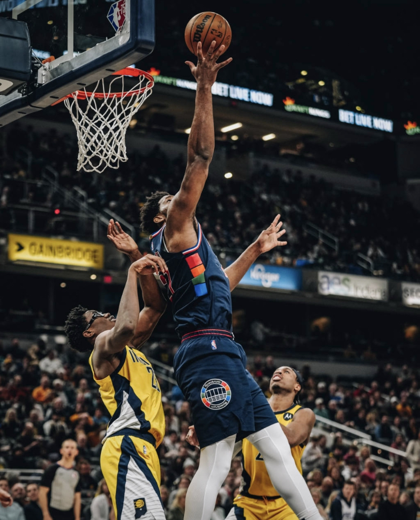 黑白直播-F1新赛季揭幕战之夜,恩比德关键节点连续得分