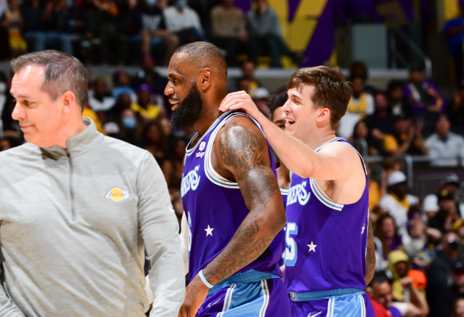 F1新赛季揭幕战之夜，恩比德关键节点连续得分