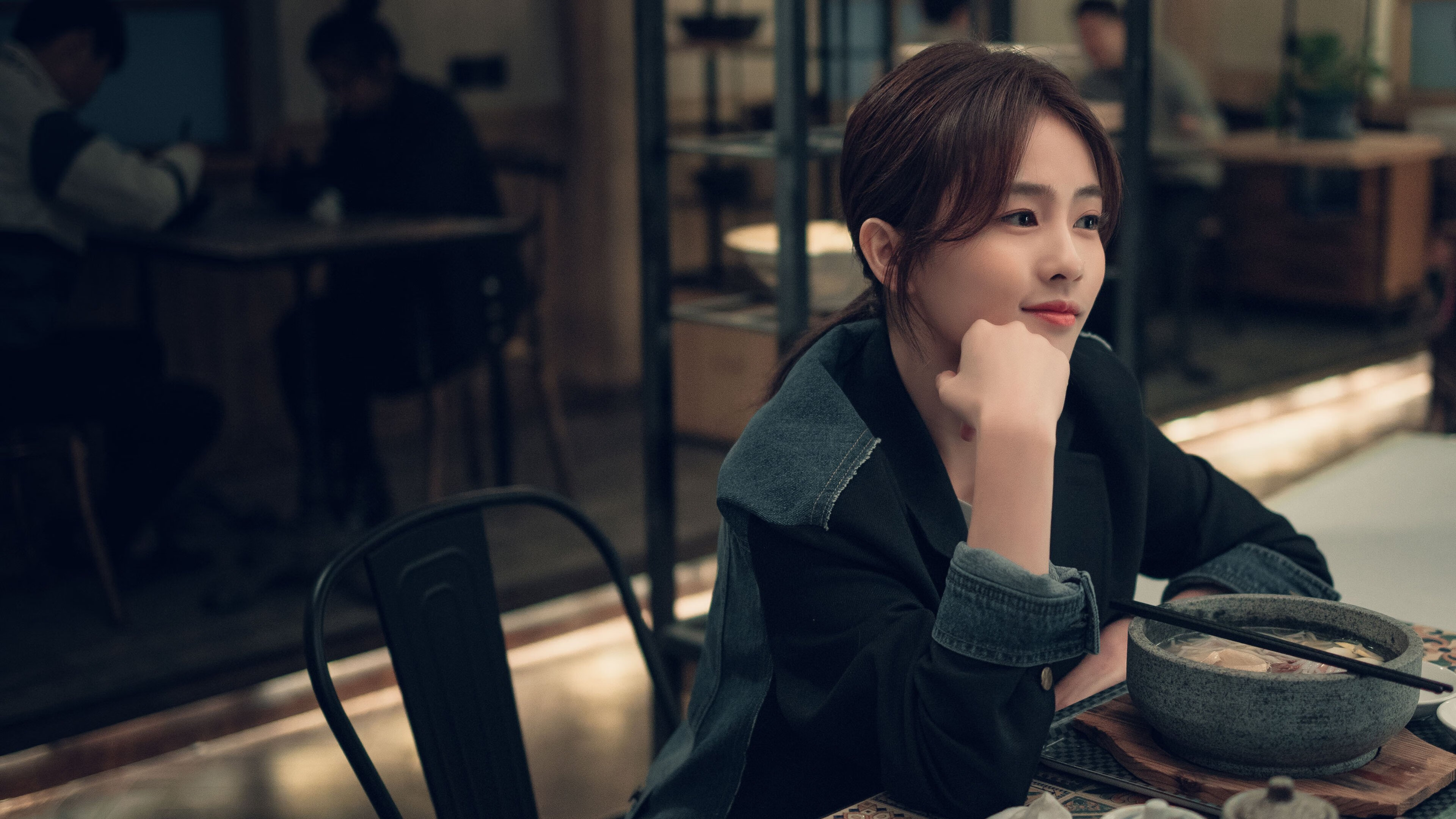 黑白直播在线观看-红黑之刃破英伦，中场新王定乾坤，当米兰铁血遇上卡马文加的炽热