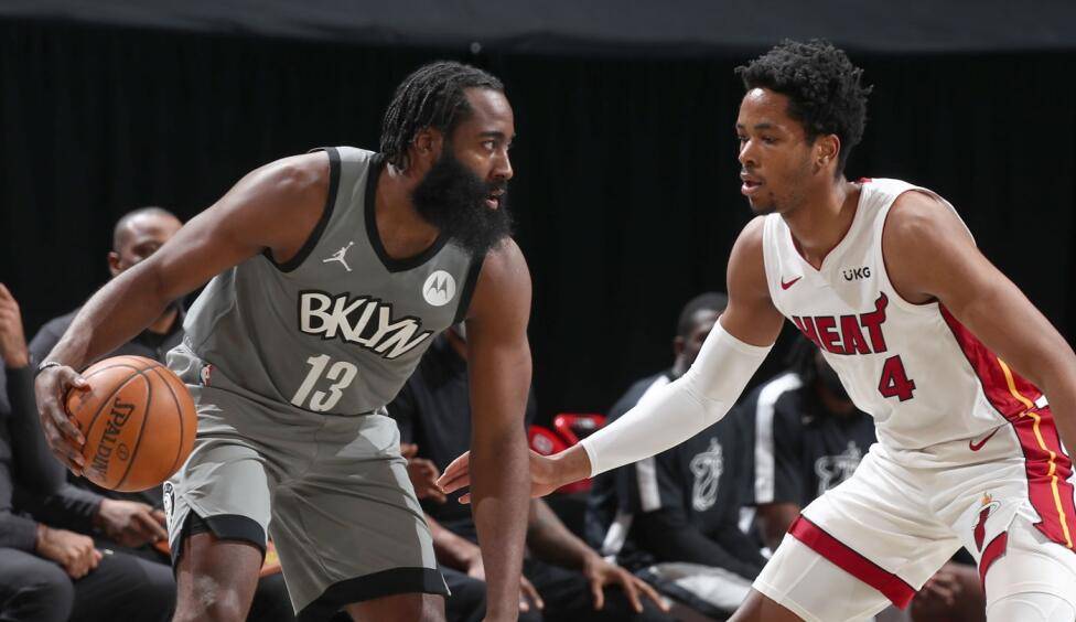 黑白直播在线观看-上海队关键战突围新疆队,哈登在F1街道赛接管比赛