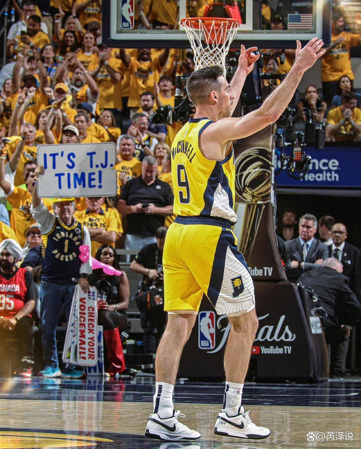 黑白直播体育-NBA季后赛之夜，布克成为胜负手